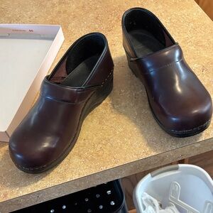 Women’s Slip-On Clogs in Dark Burgundy Leather